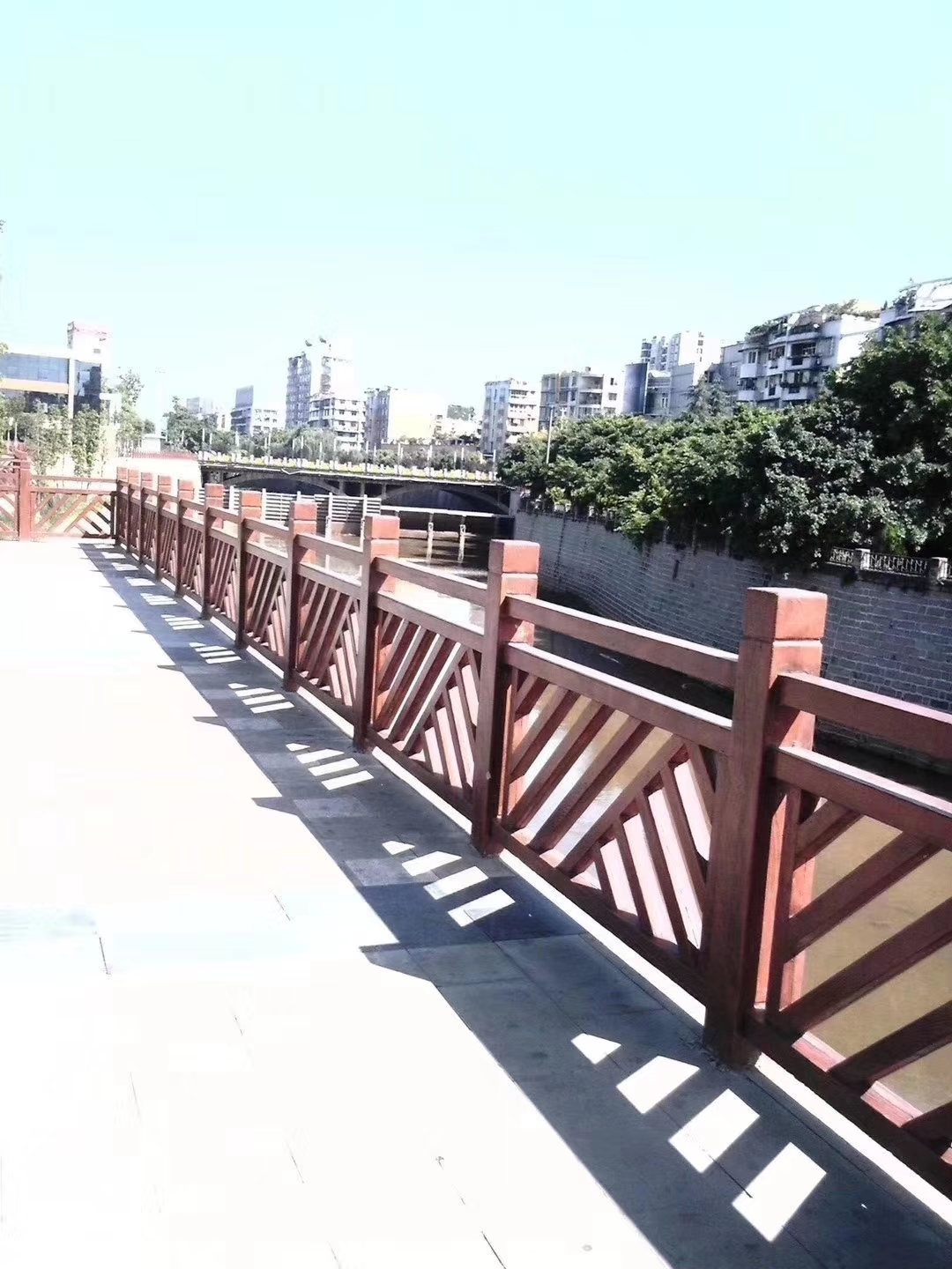 斜拉仿木護(hù)欄1.jpg
